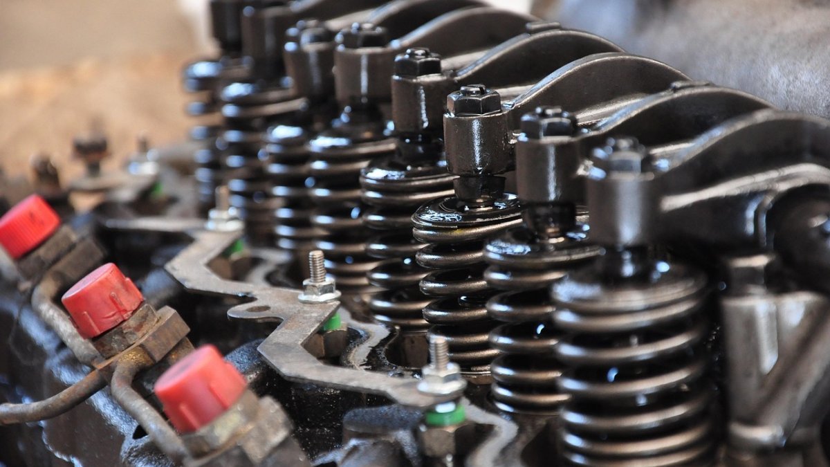 Motor with valve cover removed, showing valve springs